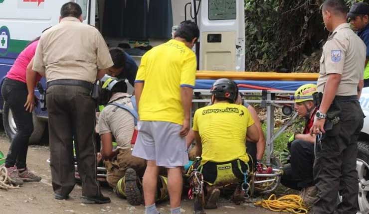 Rescatan a turista en Santo Domingo tras caer 50 metros