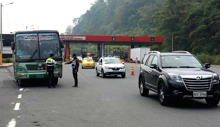 Más de 50 mil vehículos usaron la vía Aloag-Santo Domingo por retorno de feriado