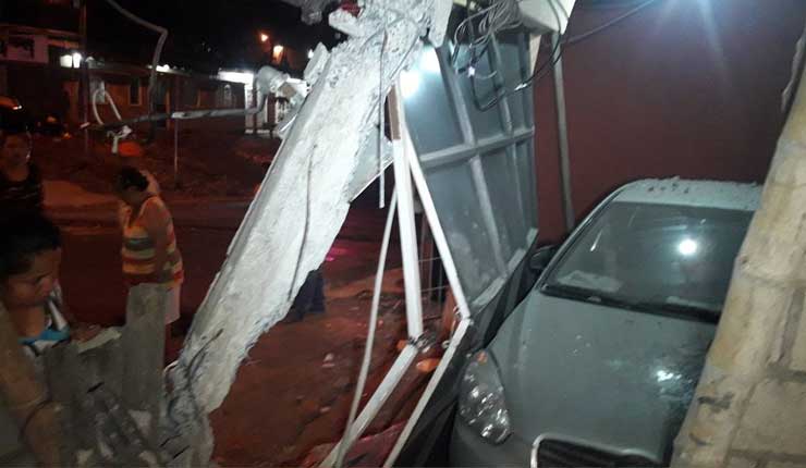 Un bus choca contra dos viviendas del norte de Guayaquil