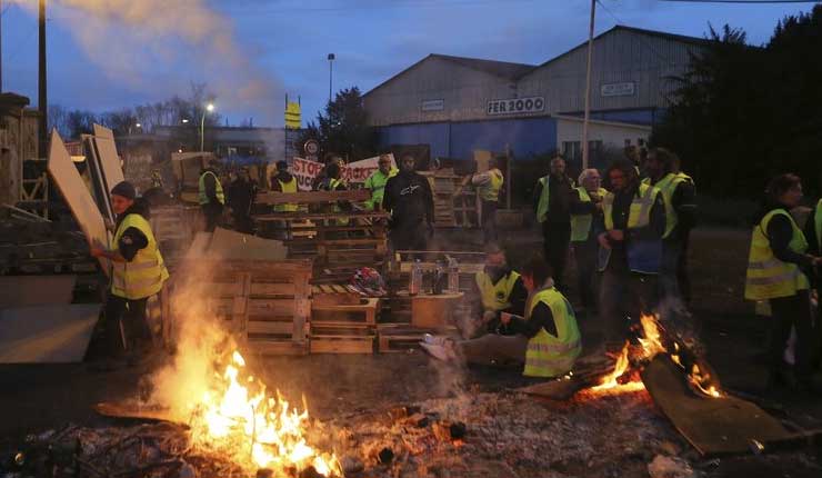 Francia se prepara para más protestas a pesar de concesiones