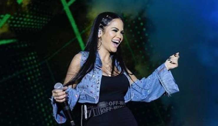 La reguetonera Natti Natasha canta con sus fans ecuatorianas en Santo Domingo