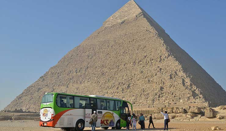 Autobús turístico explota cerca de pirámides en Egipto, dejando muertos y heridos