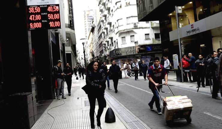 Inflación se desacelera, sube pobreza en Argentina