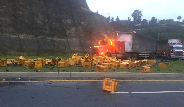 Camión cargado de cerveza, se volcó en la Av. Interoceánica nororiente de Quito