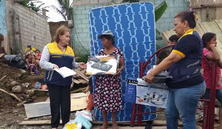 Familias damnificadas tras desprendimiento de muros de construcción, reciben ayuda de las autoridades en Santo Domingo