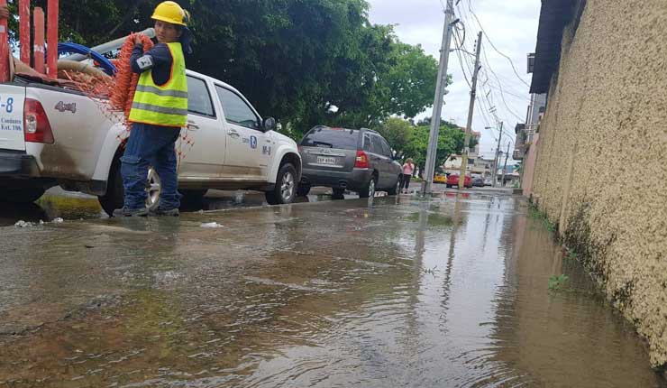 Calles de Guayaquil con fugas de agua