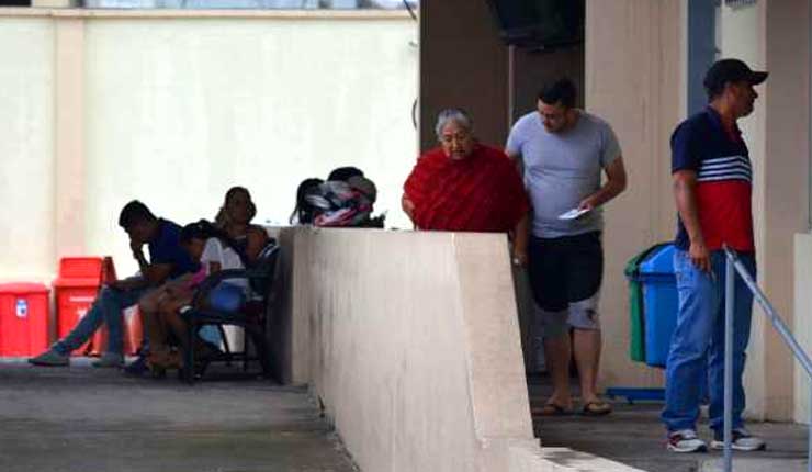 Pacientes esperan de 2 a 4 horas por Emergencia en Hospital del IESS de Santo Domingo