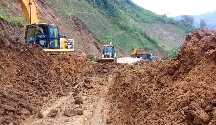 Manabí y Esmeraldas suspenden clases tras inundaciones y deslaves por fuertes lluvias