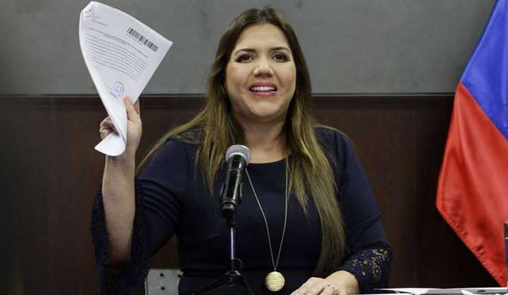 Fiscalía prohibe salida del país a María Alejandra Vicuña