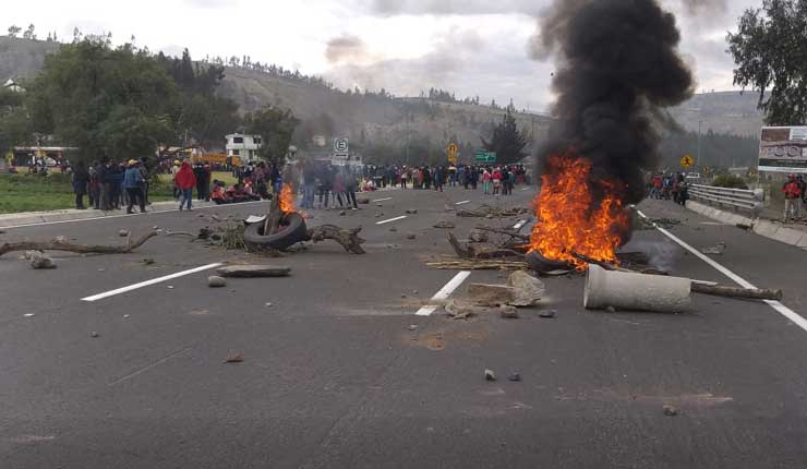 Protesta indígena mantiene bloqueada la vía Ambato - Latacunga