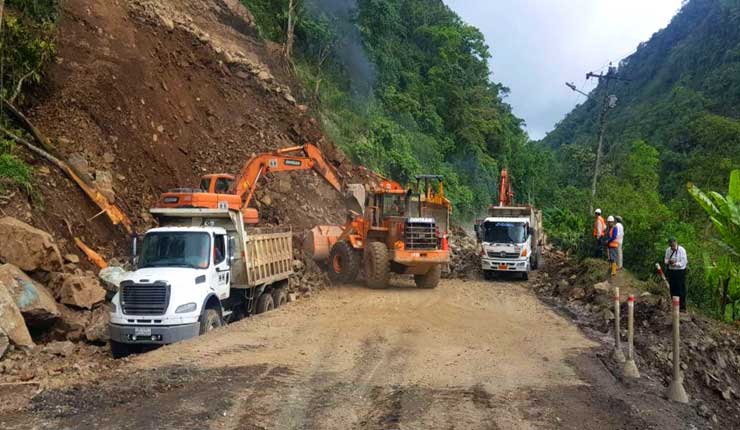 Derrumbe en la vía Aloag-Santo Domingo bloquea el transito