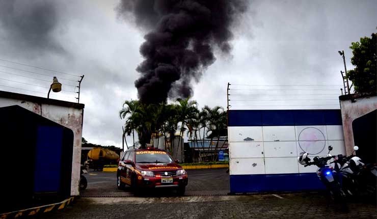 Incendio en fábrica de aceite causa temor en Santo Domingo